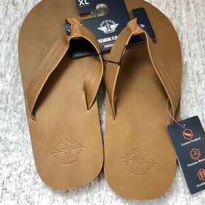 New with tags DOCKERS Premium Mens Flip Flops Tan
